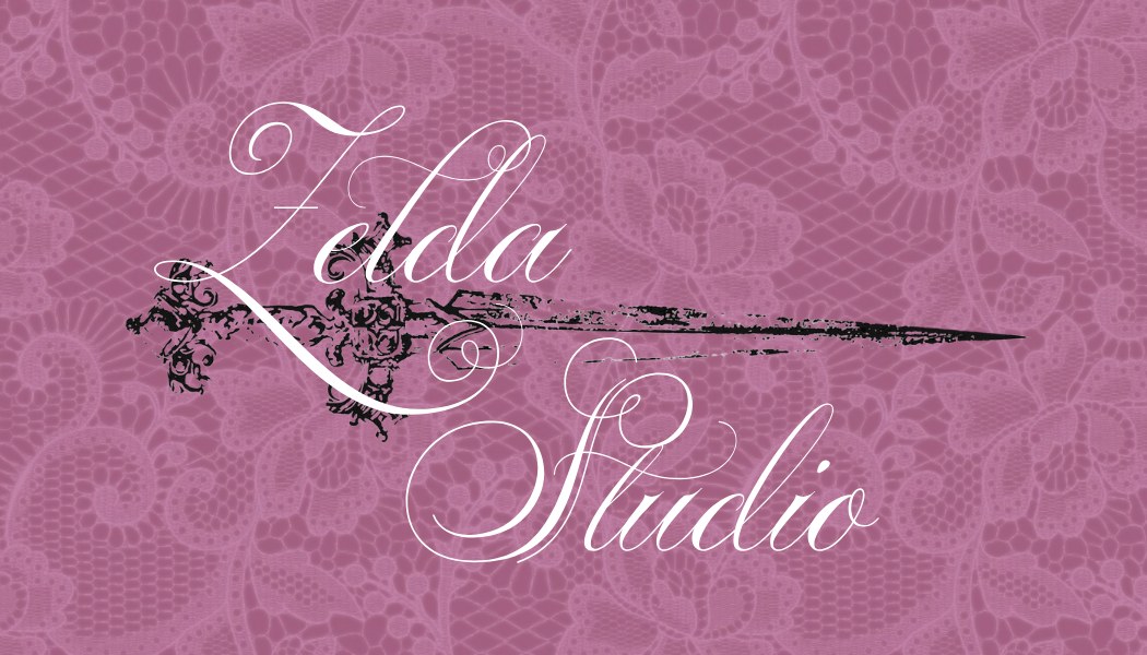 Bigliettino di Zelda Studio, fronte: il logo su un pizzo rosa antico